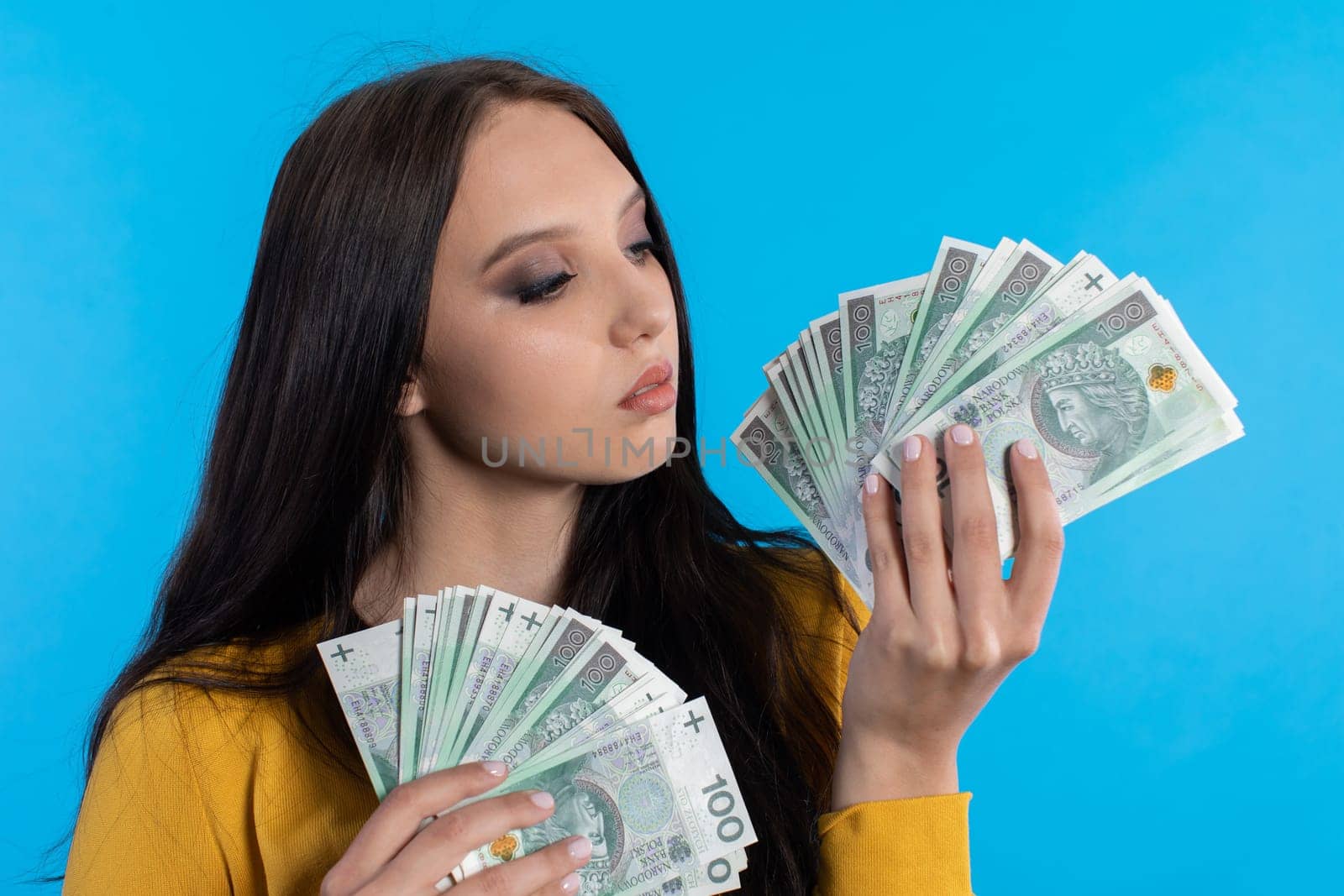 The teenager holds a large sum of money in her hand and is ready to give it to her.