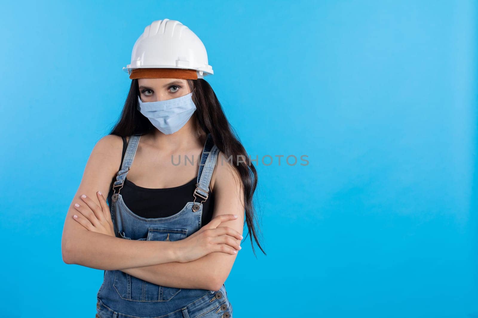 During the ongoing outbreak of the coronovirus, safety regulations are also tightened at the construction site to prevent it being seen.