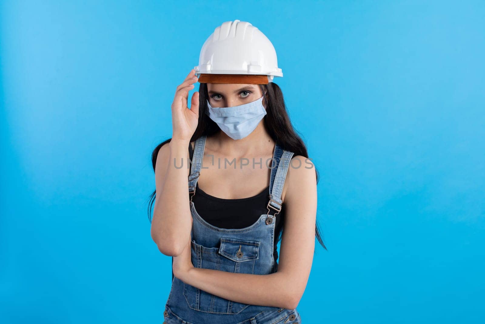 During the ongoing outbreak of the coronovirus, safety regulations are also tightened at the construction site to prevent it being seen.