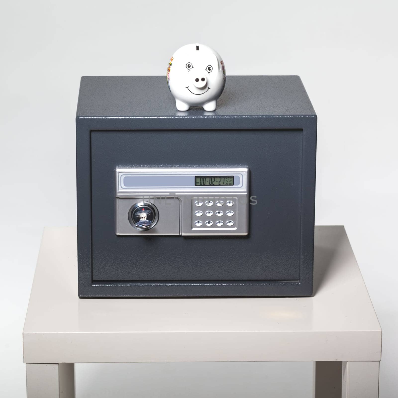 Piggy bank in safe by Fabrikasimf