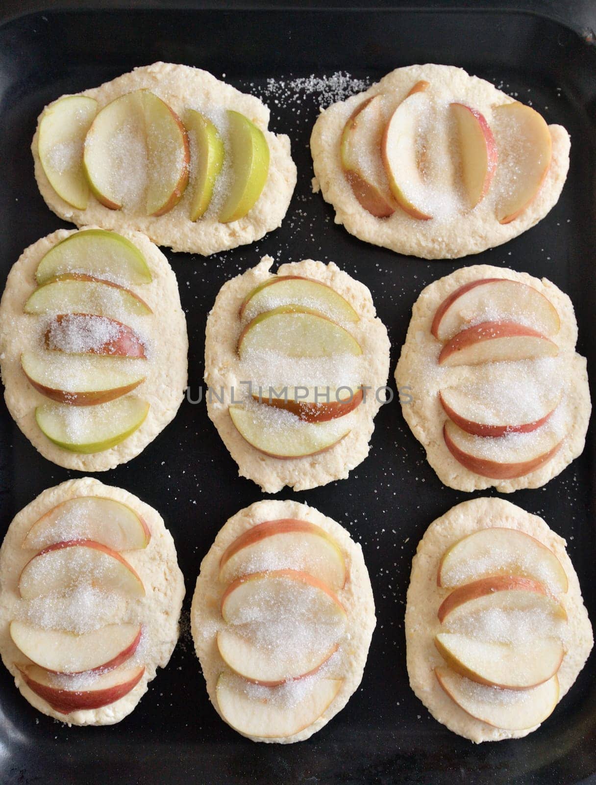 Raw curd cheesecakes with an apples by olgavolodina