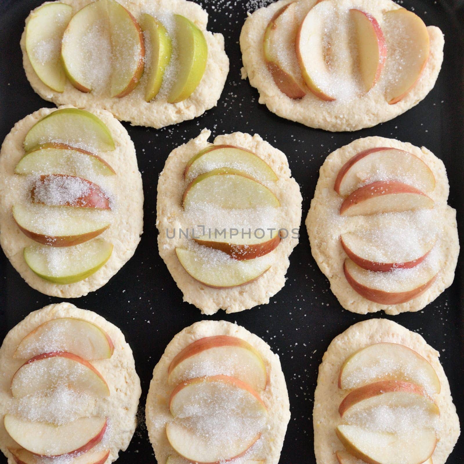 Raw curd cheesecakes with apples