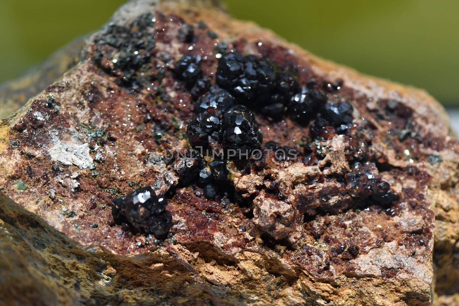 granate rock mineral macro close up