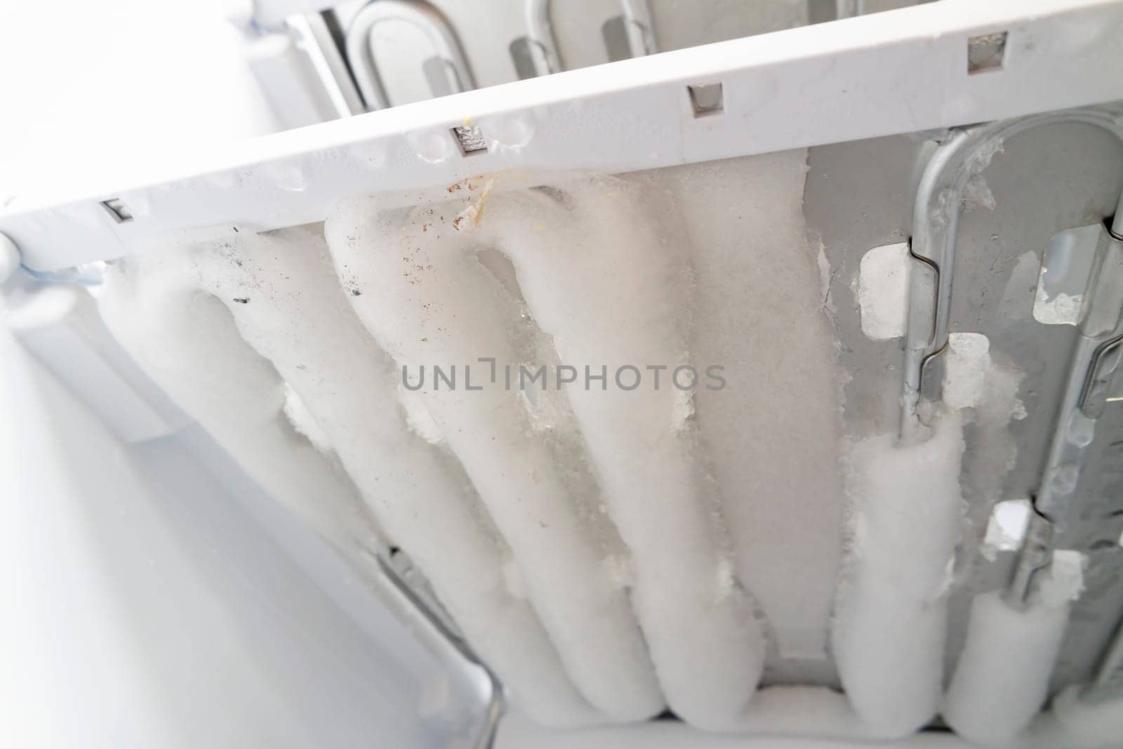 Ice in the freezer, Defrosting of the fridge and freezer.