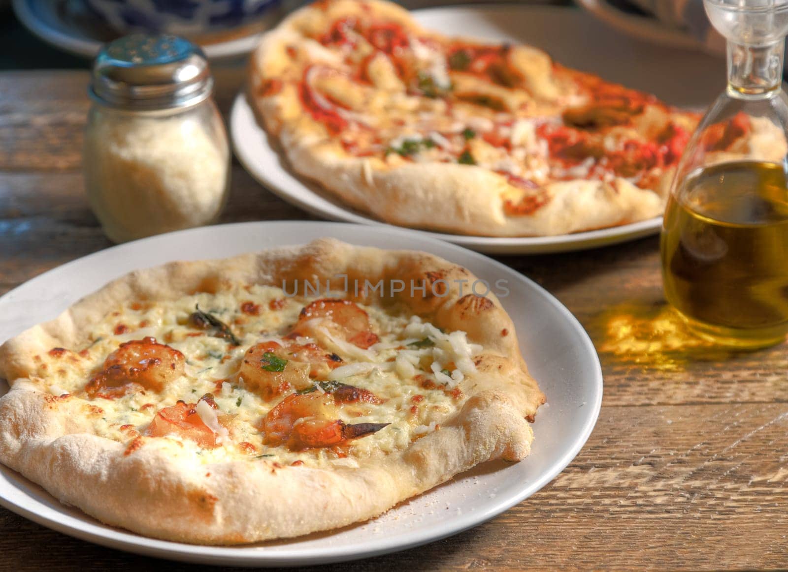 Side view of barbeque shrimp and chicken pizza