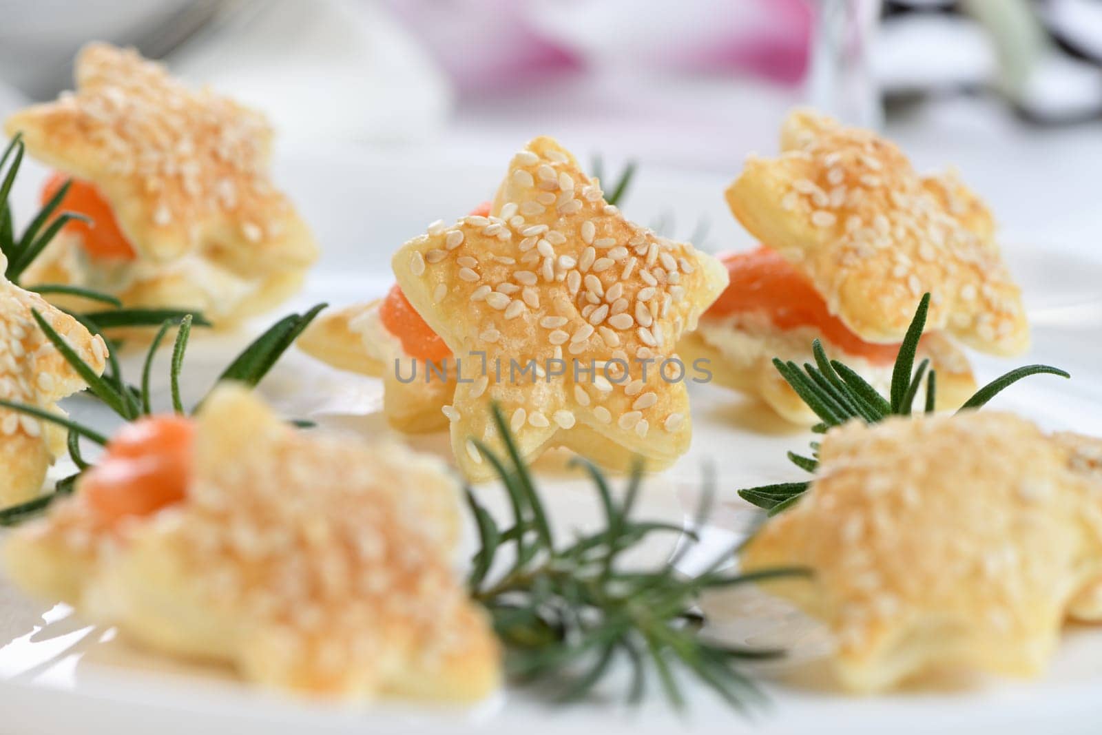 Puff pastry stars with salmon and cheese by Apolonia