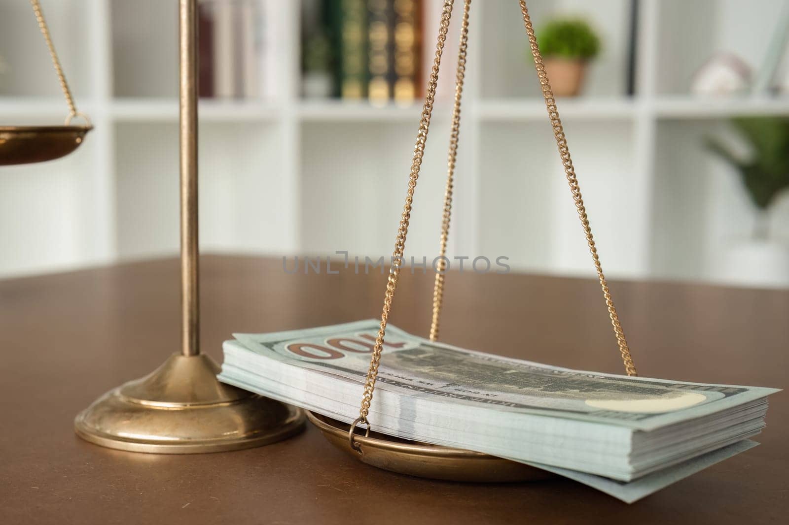 Scales and money The concept of corruption in the justice of the law.