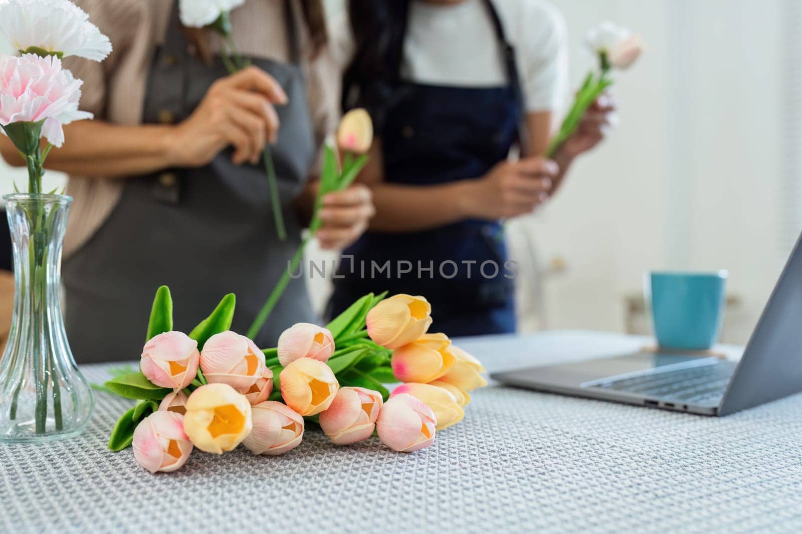 Mother and daughter arrange flower together at home on the weekend, family activities, mother and daughter do activities together on Mother's Day.