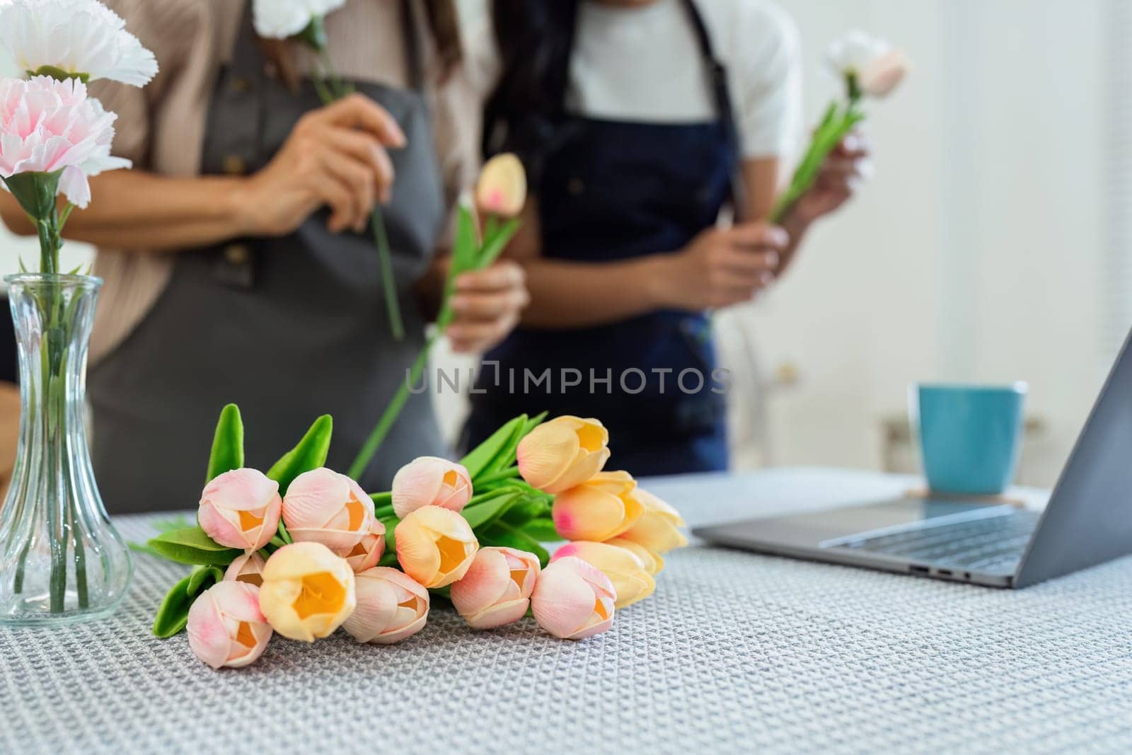 Mother and daughter arrange flower together at home on the weekend, family activities, mother and daughter do activities together on Mother's Day by itchaznong