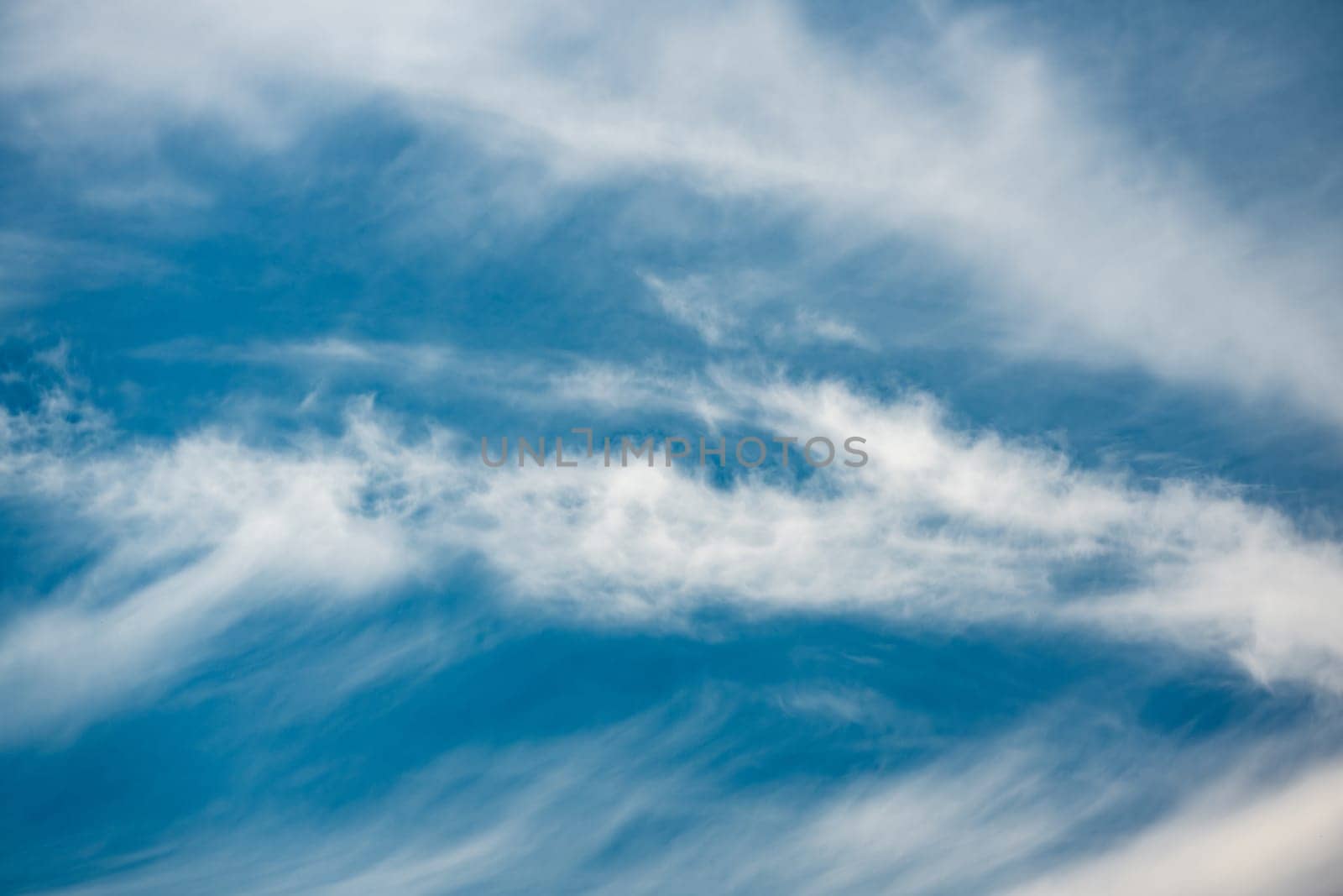 Photograph of prominent clouds in a blue sky in sunlight, taken with a polarizing filter by Sonat