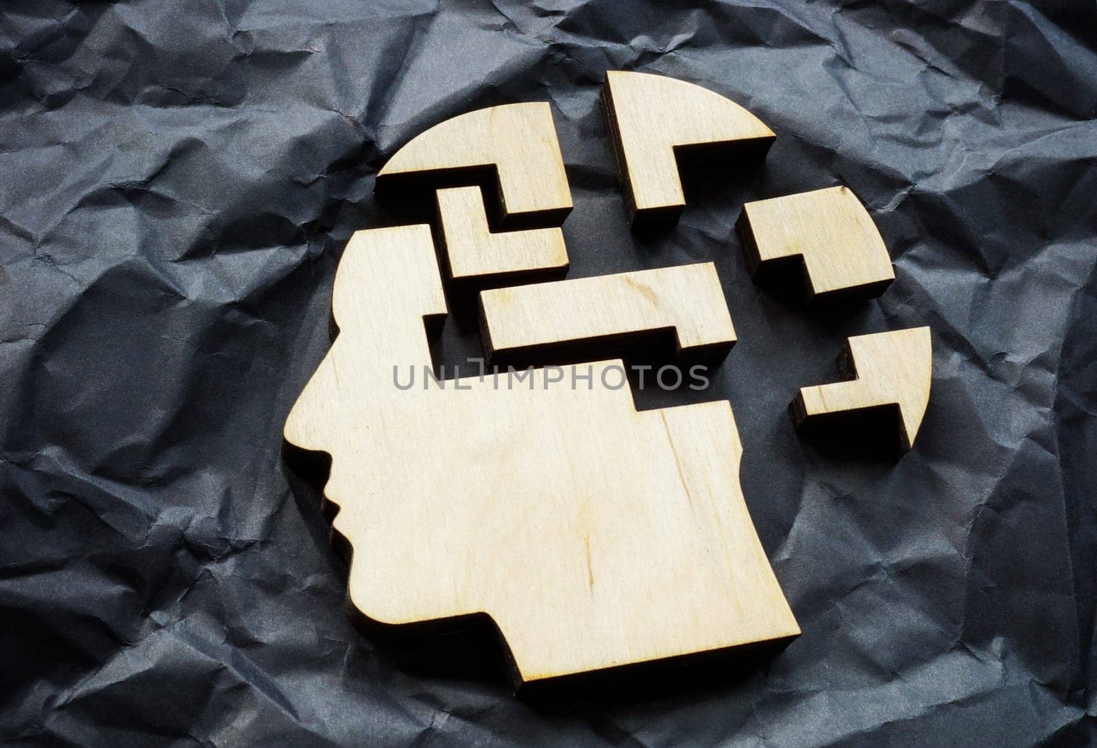 Head falls apart into puzzle pieces. Mental illness or memory problems.