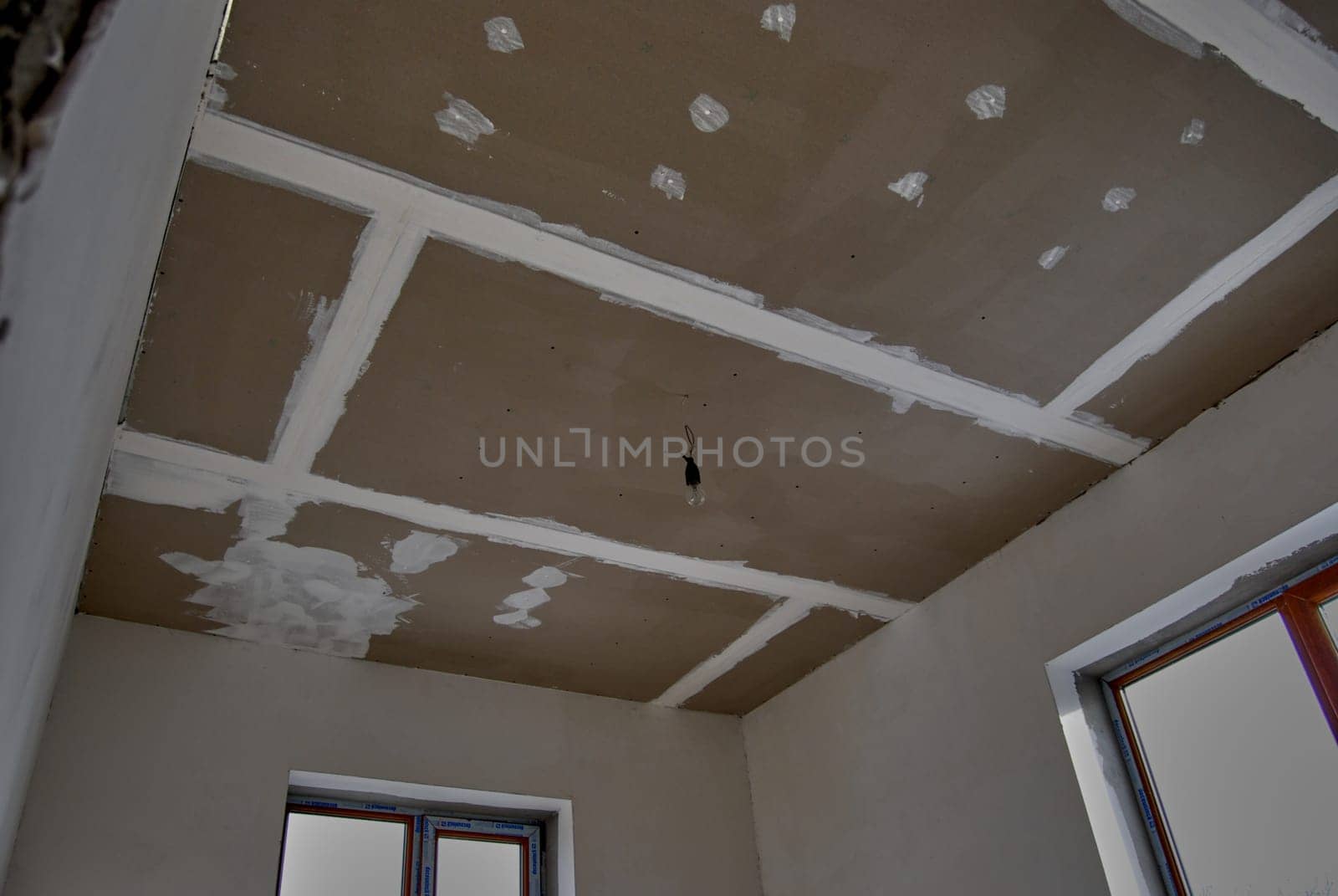 Repair of a private house, preparation of the ceiling for puttying.