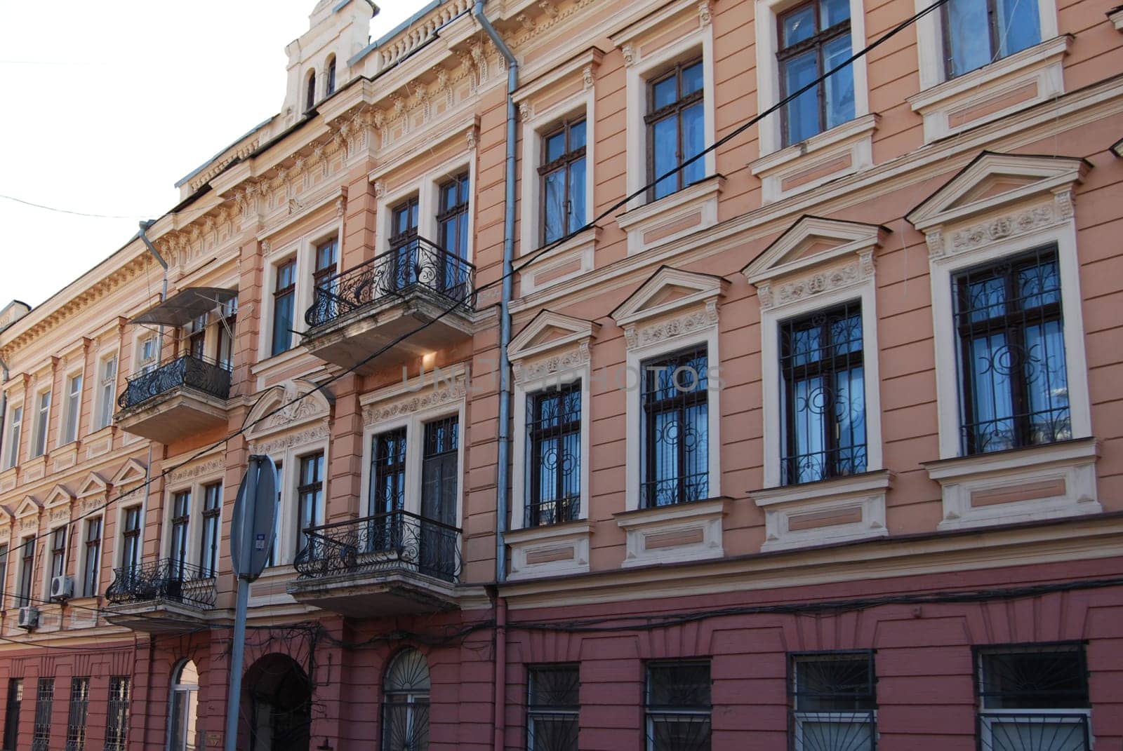 The house has one side wall located at 45 degrees relative to the facade and is a landmark.