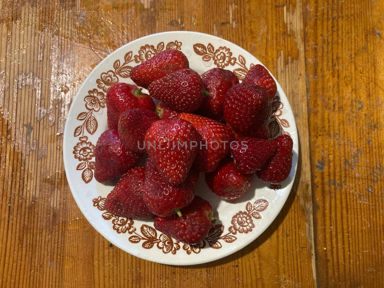 Fresh spring strawberries in a bowl by architectphd