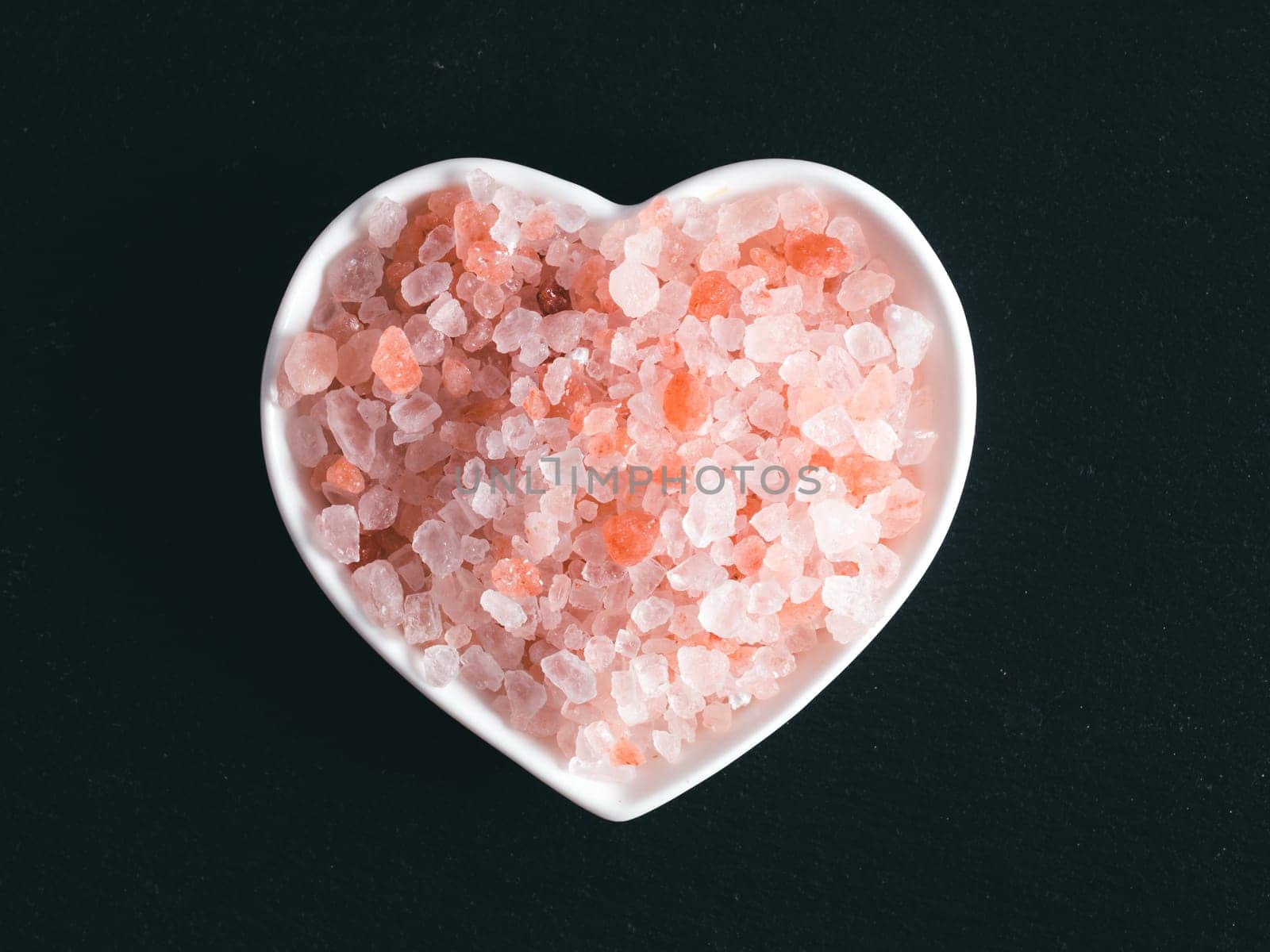 Himalayan pink salt in crystals by fascinadora