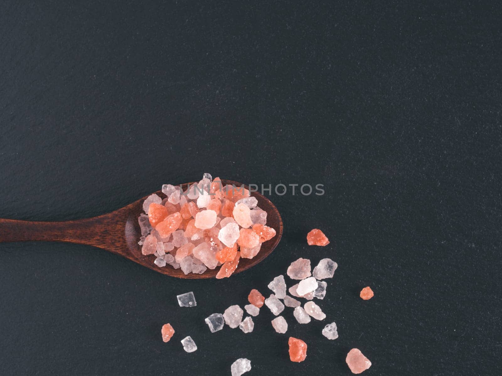 Himalayan pink salt in crystals by fascinadora