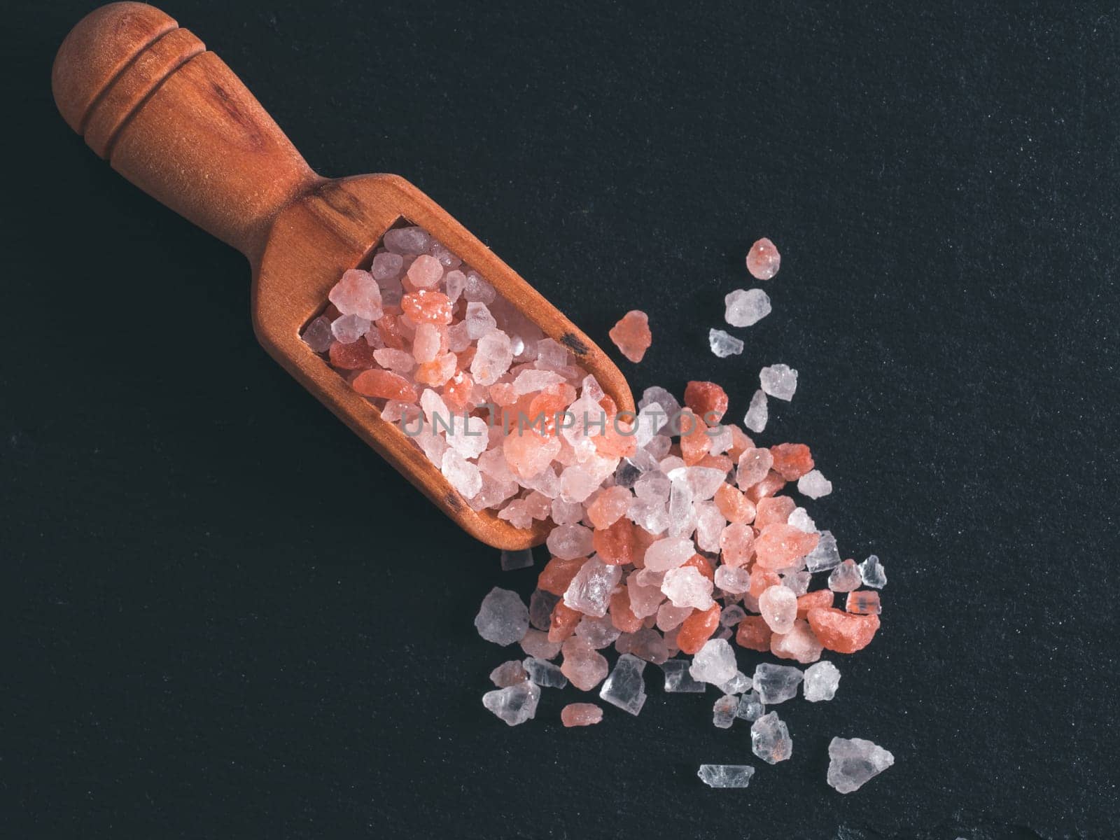 Himalayan pink salt in crystals by fascinadora