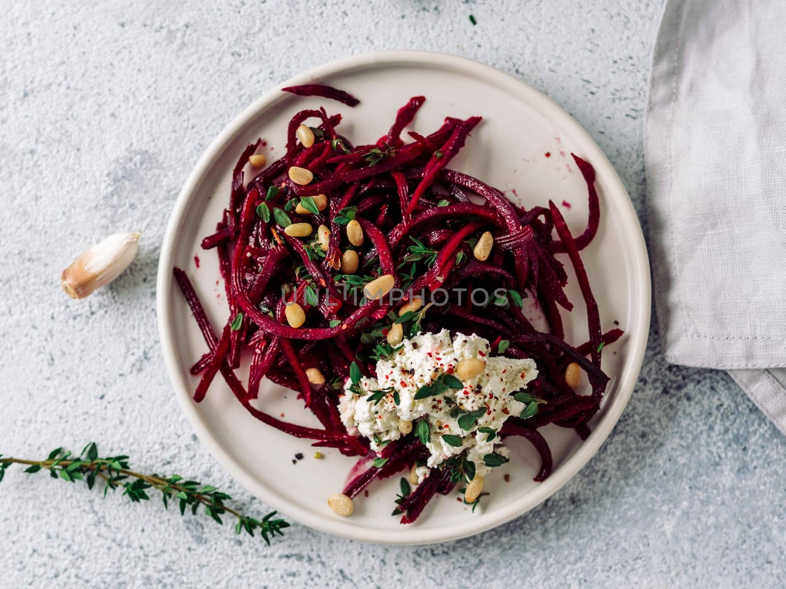 Raw beetroot noodles or beet spaghetti salad by fascinadora