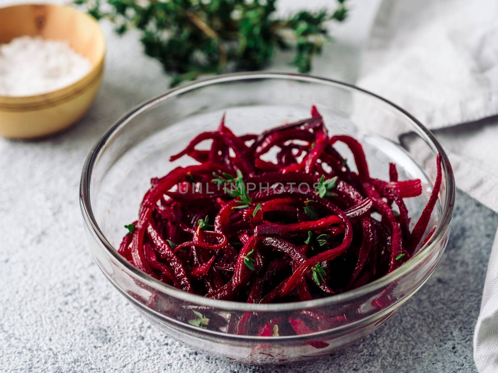 Raw beetroot noodles or beet spaghetti by fascinadora