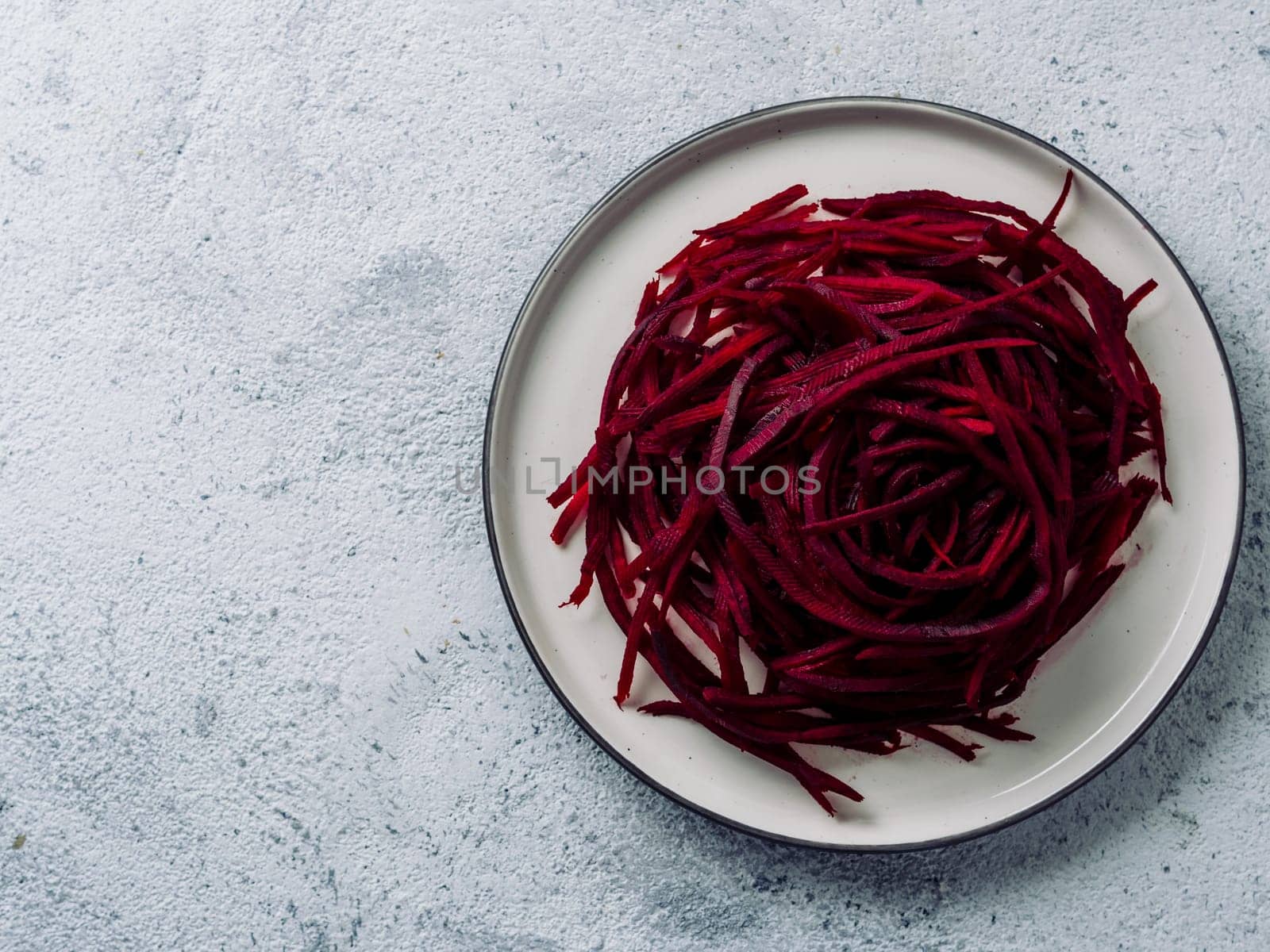 Raw beetroot noodles or beet spaghetti by fascinadora