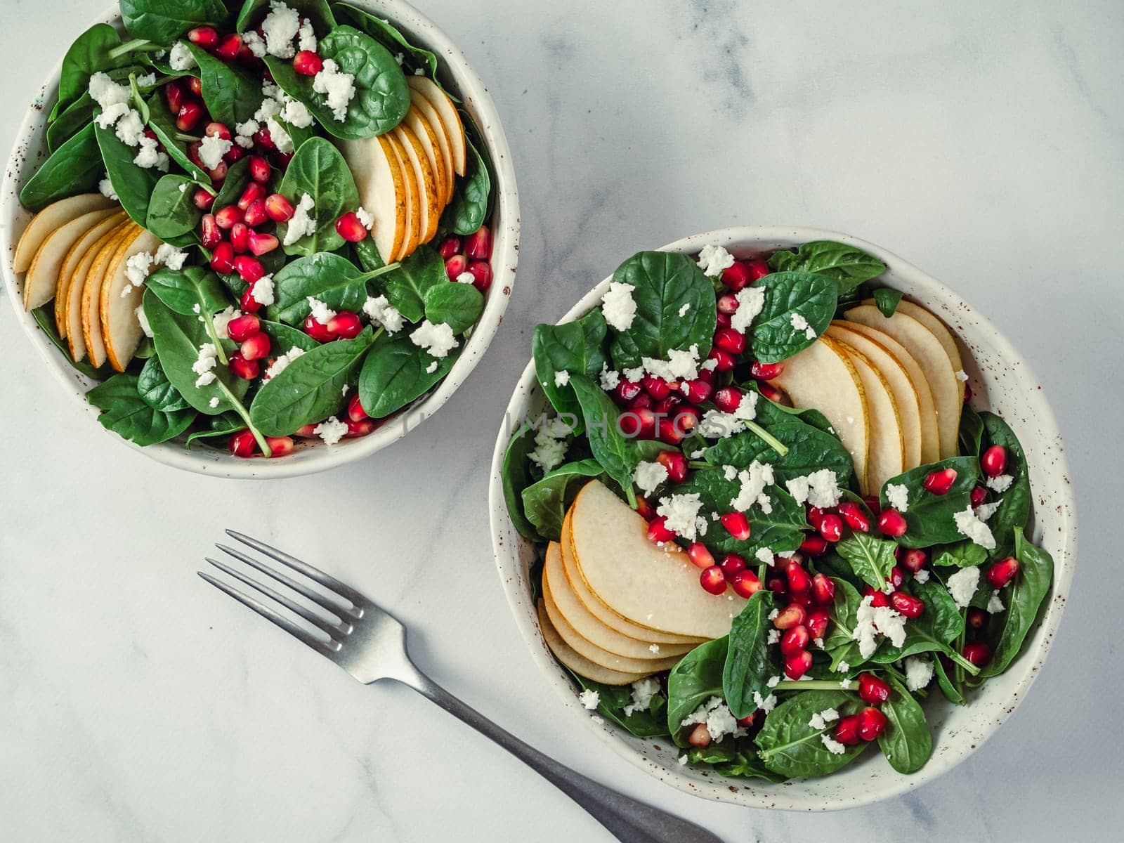 salad with spinach, pear, pomegranate and cheese by fascinadora