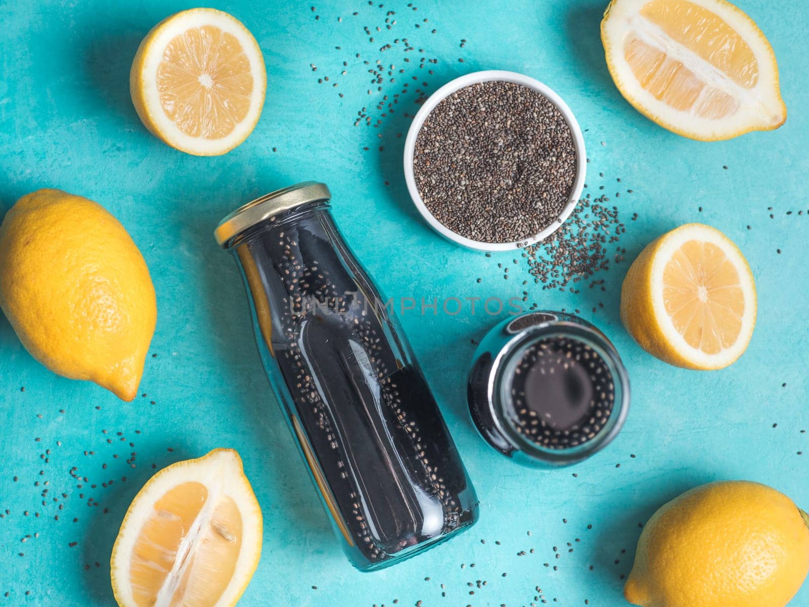 Detox activated charcoal black chia lemon water by fascinadora