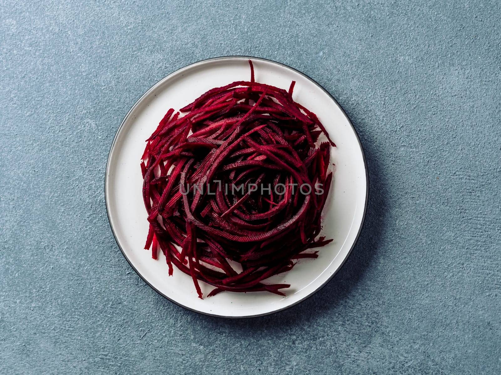 Raw beetroot noodles or beet spaghetti by fascinadora