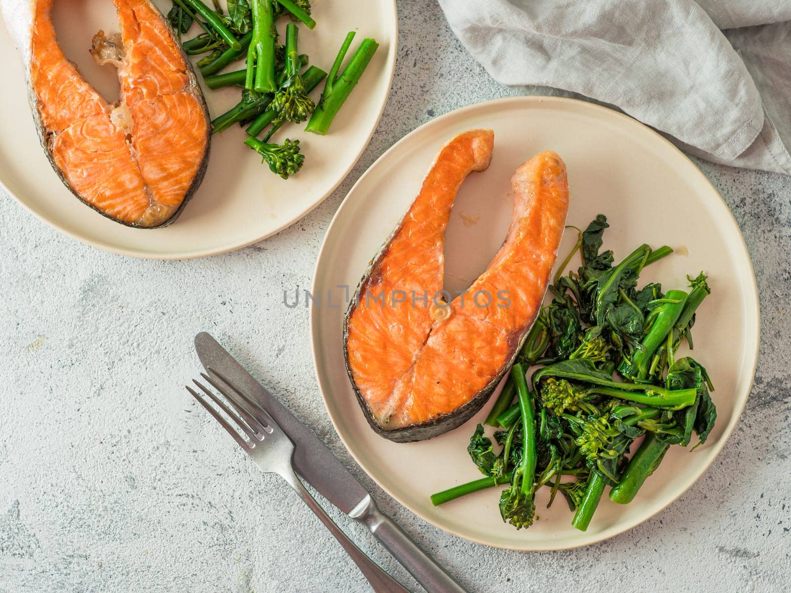 Ready-to-eat grilled salmon steak and greens by fascinadora
