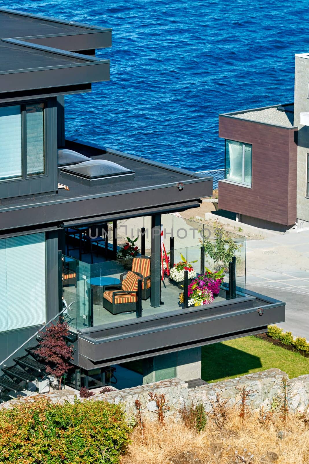 A perfect neighborhood. Patio of luxury residential house on Pacific ocean shore by Imagenet