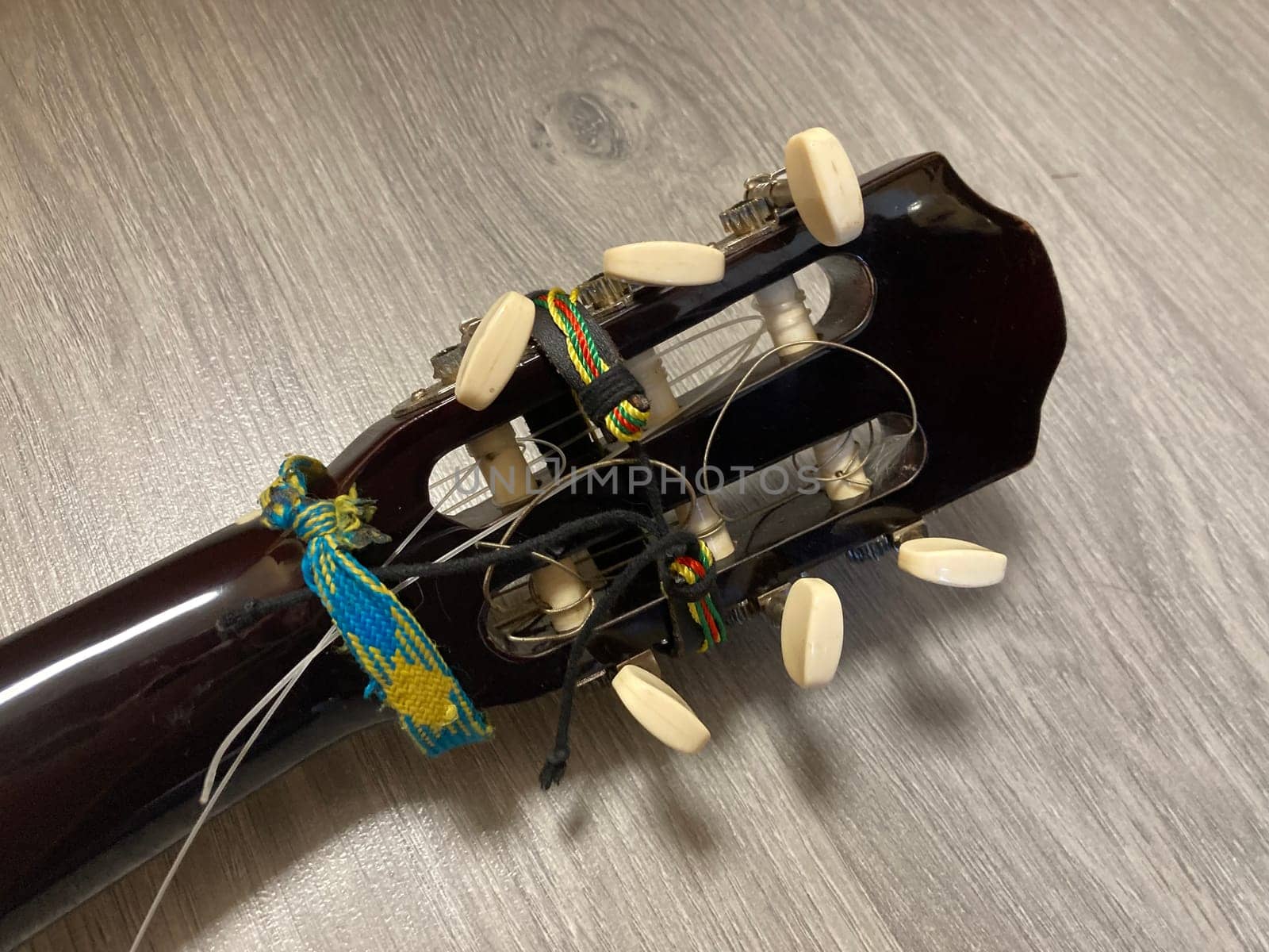 Acoustic guitar and its elements for the playing