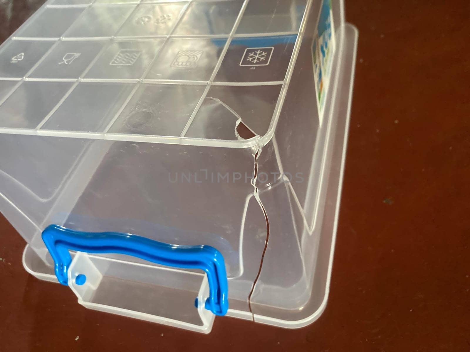 Gluing plastic containers using a the gun