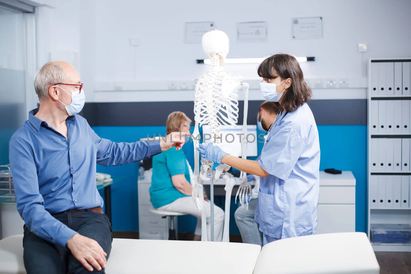 Nurse explains diagnosis for osteopathy by DCStudio