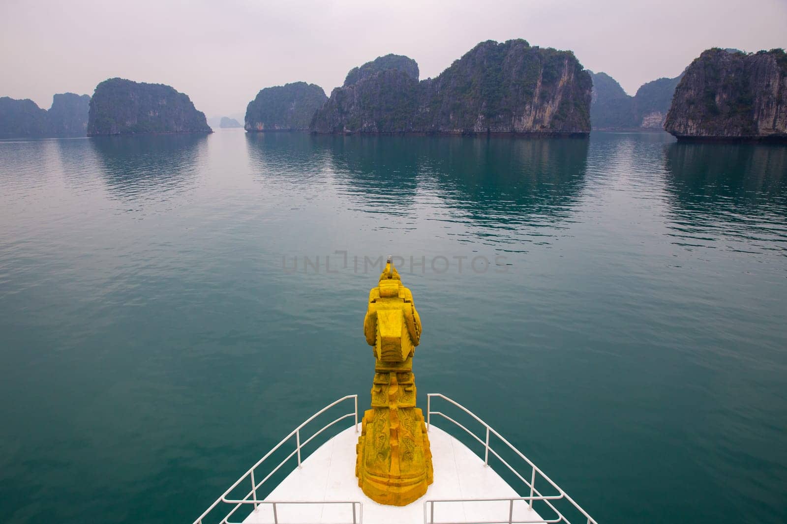 Tip of Vietnamese Cruise in Ha Long Bay