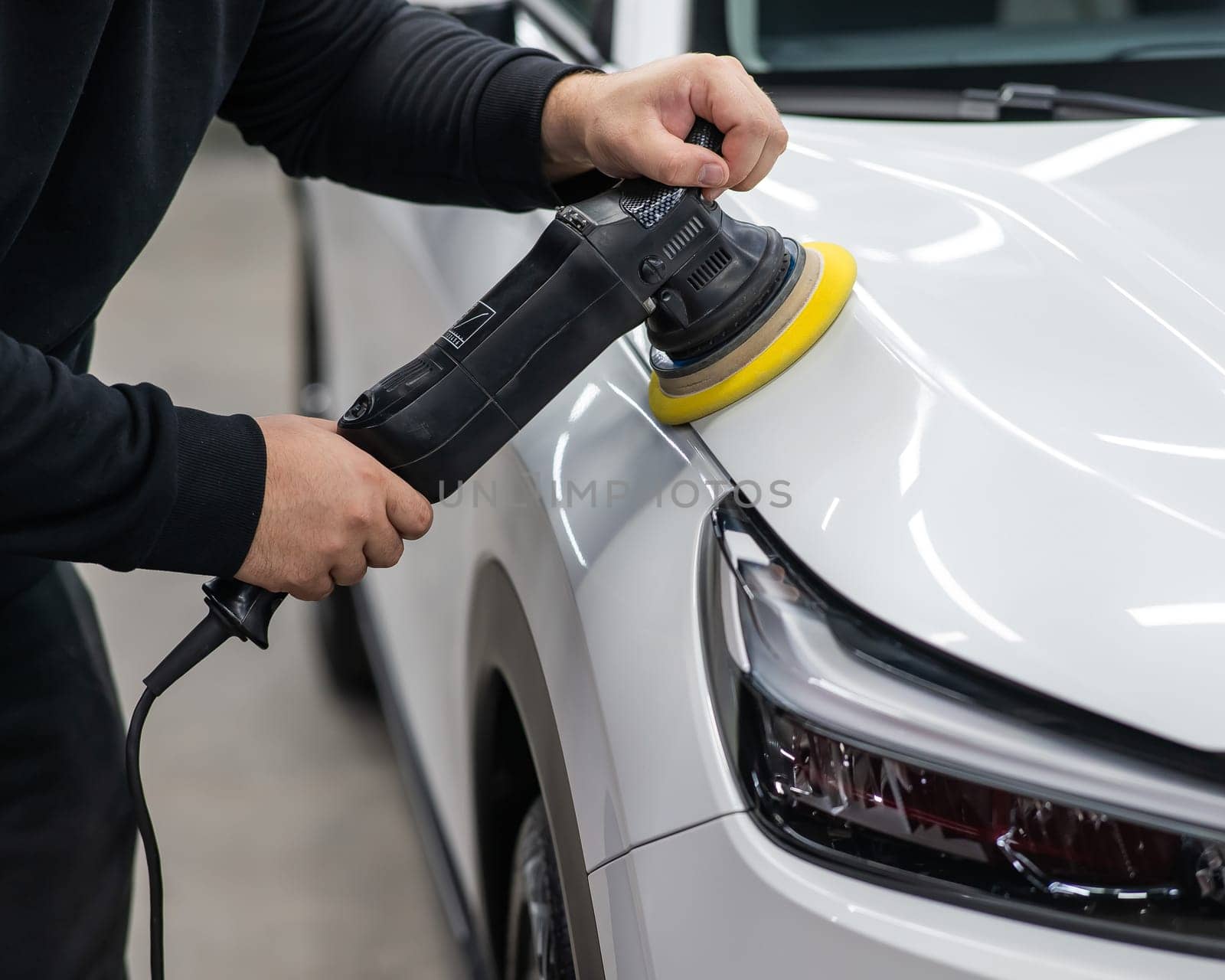 Process of polishing white car hood surface using orbital polishing machine