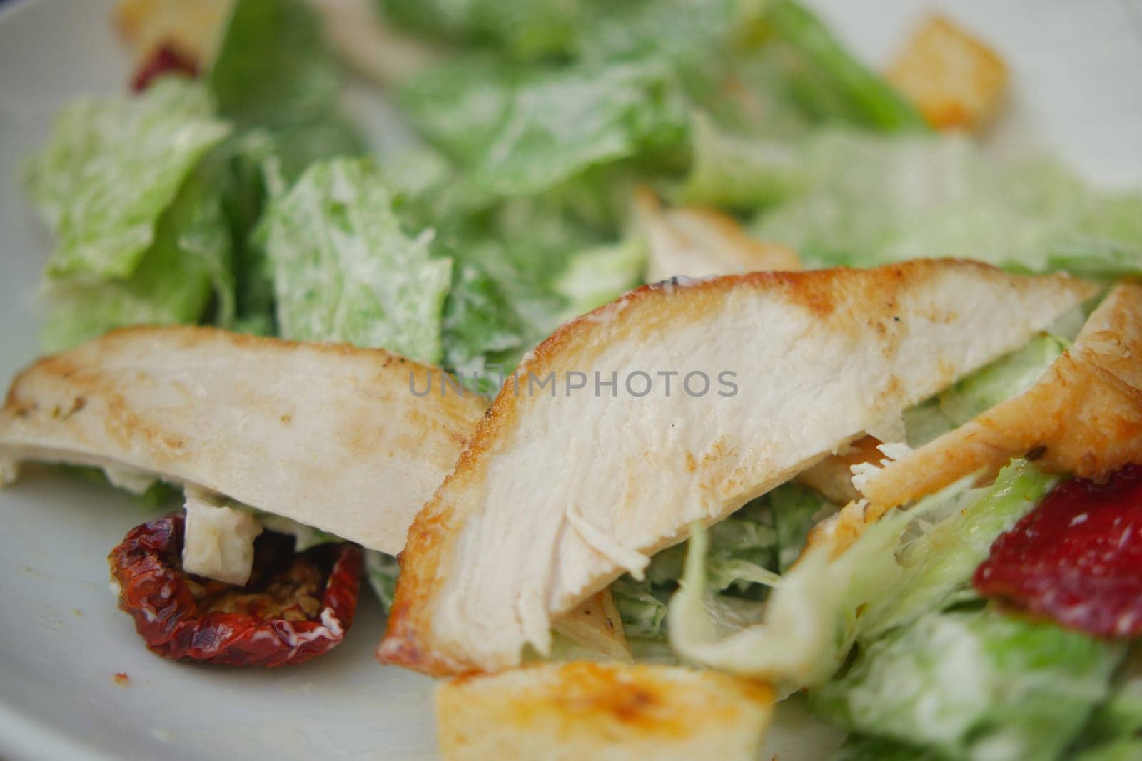 vegetable salad with grilled chicken ,