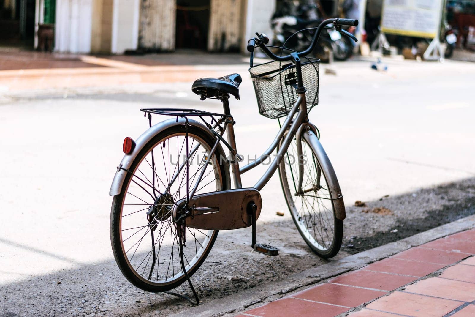 The bicycle as an alternative and safe means of transport in the city to combat the pandemic. by Peruphotoart