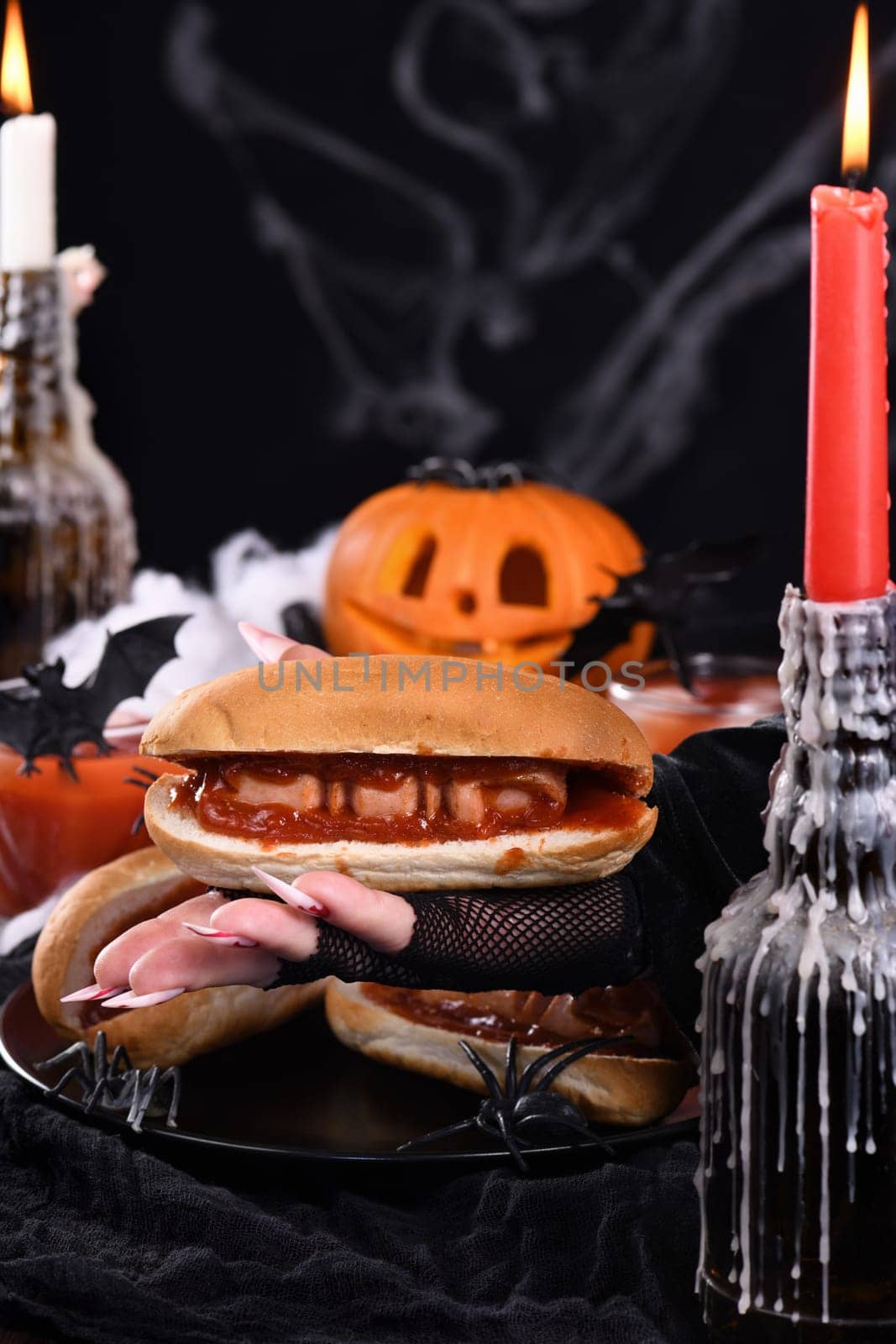  Hot dog Bloody fingers in the hands of a witch. Halloween appetizer