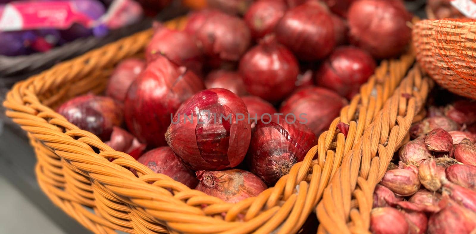 Red onions background by antoksena
