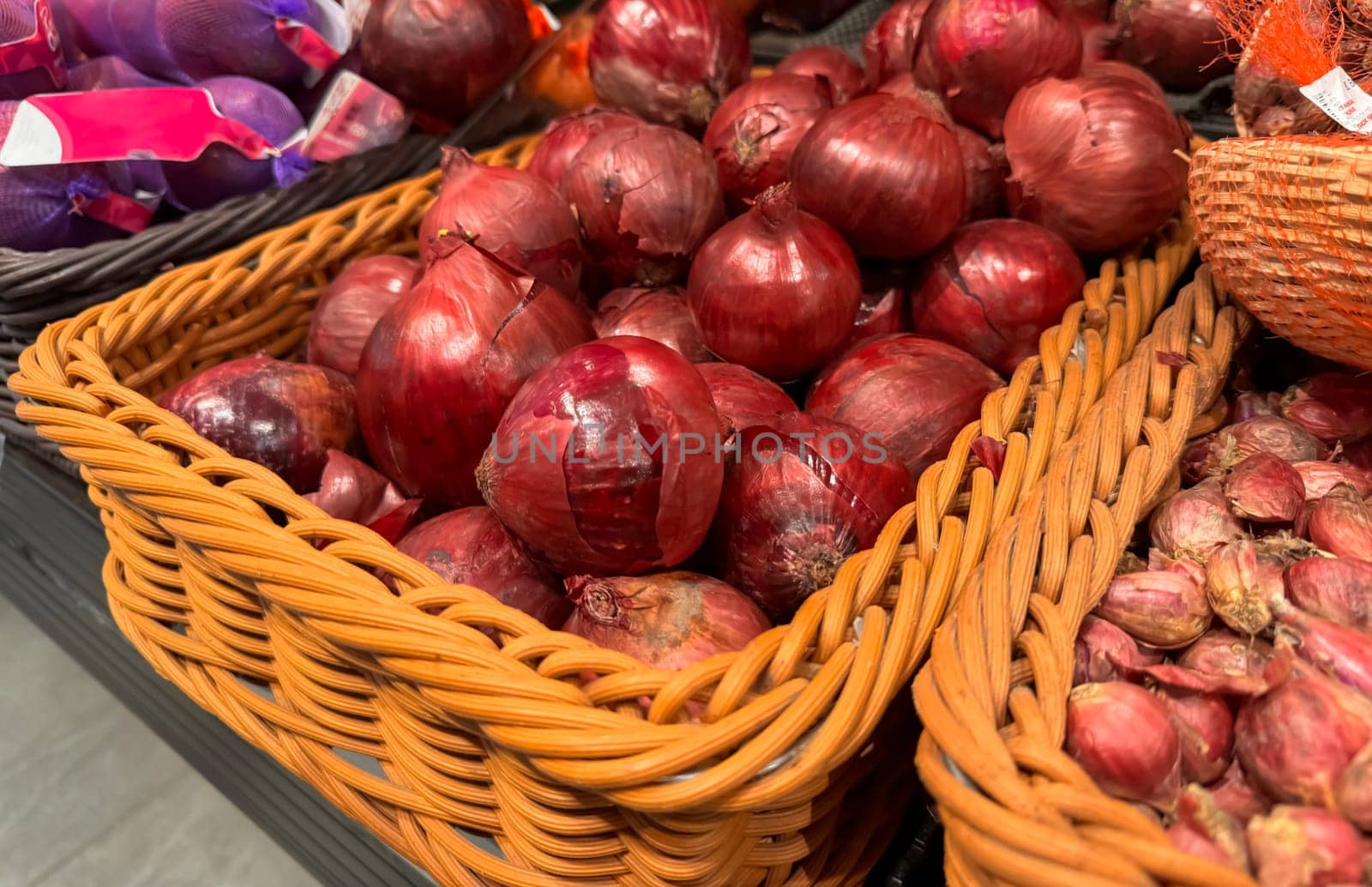 Red onions background by antoksena