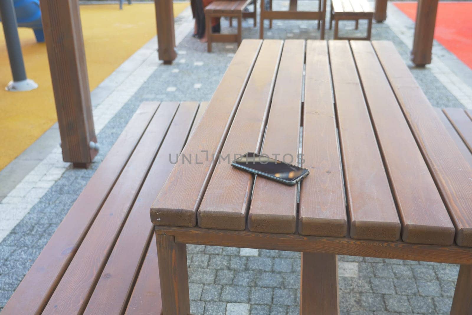 forget smartphone on a park bench, lost smart phone ,