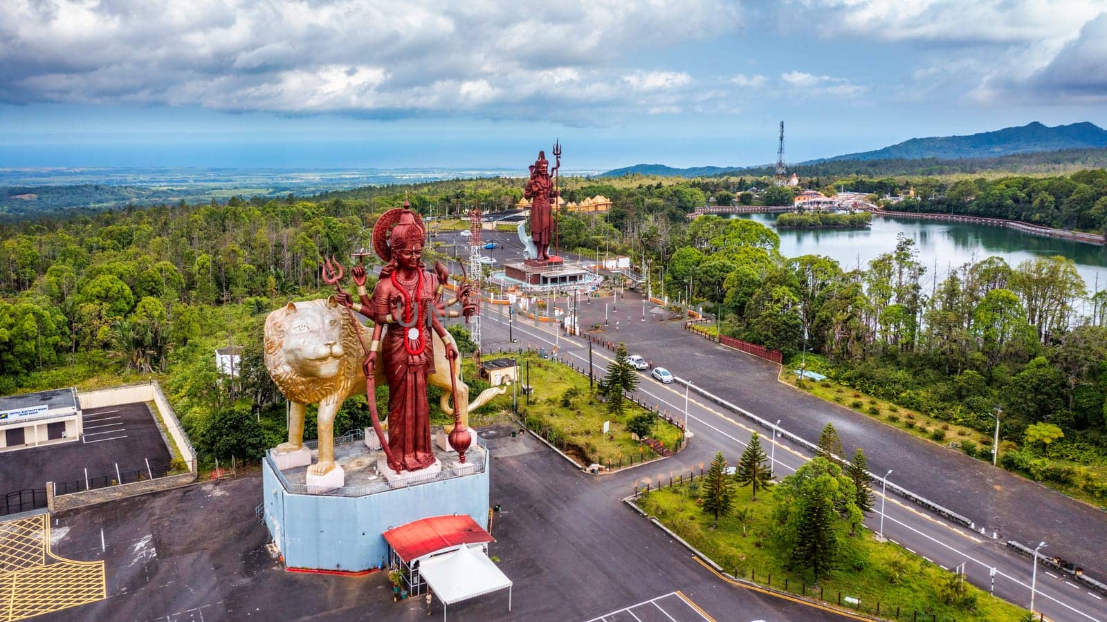 Shiva statue at Grand Bassin temple, the world's tallest Shiva temple, it is 33 meters tall. Important hindu temples of Mauritius. A large statue of the Hindu god Shiva, seen from above, Mauritius.