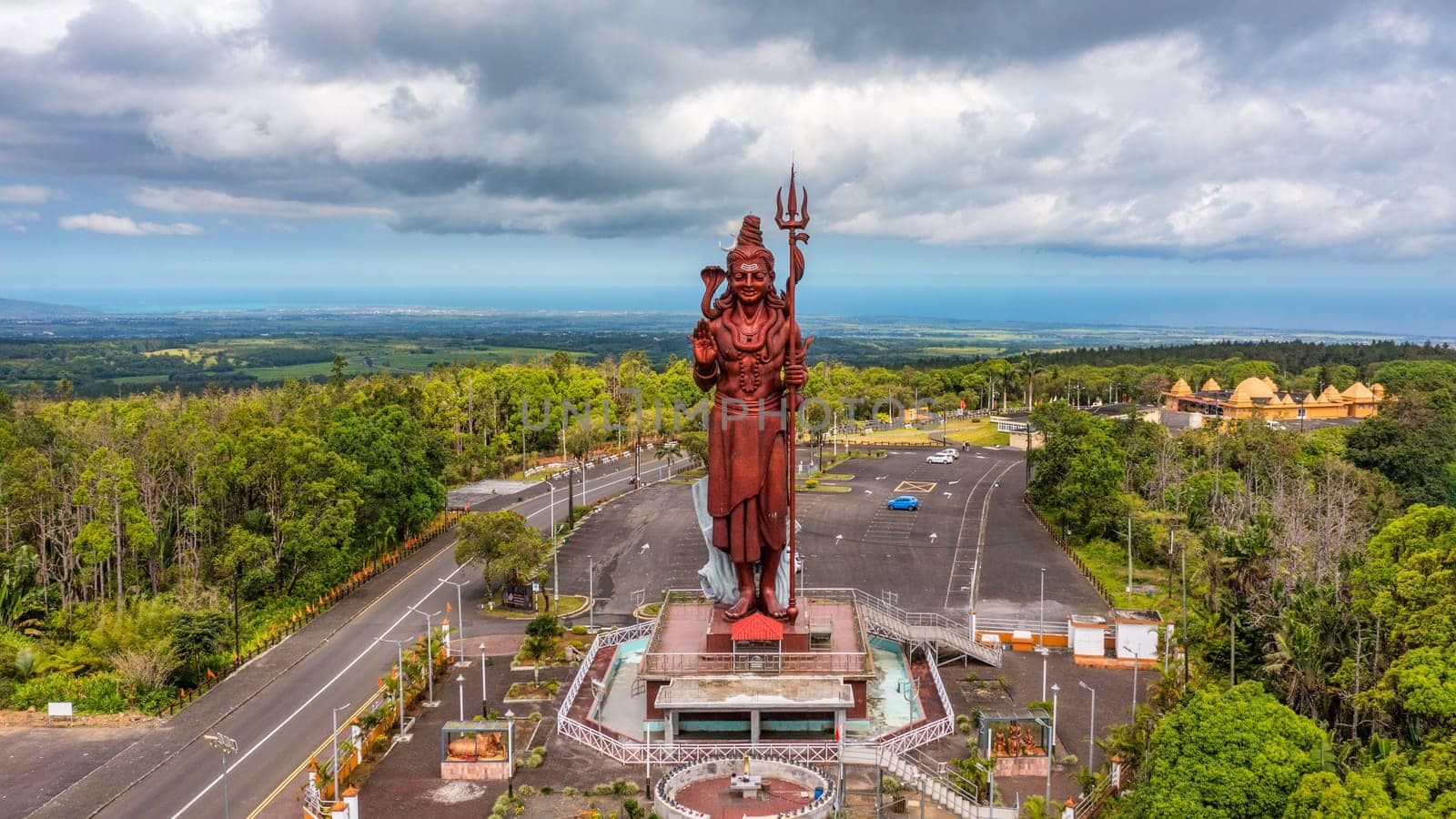 Shiva statue at Grand Bassin temple, the world's tallest Shiva temple, it is 33 meters tall. Important hindu temples of Mauritius. A large statue of the Hindu god Shiva, seen from above, Mauritius.