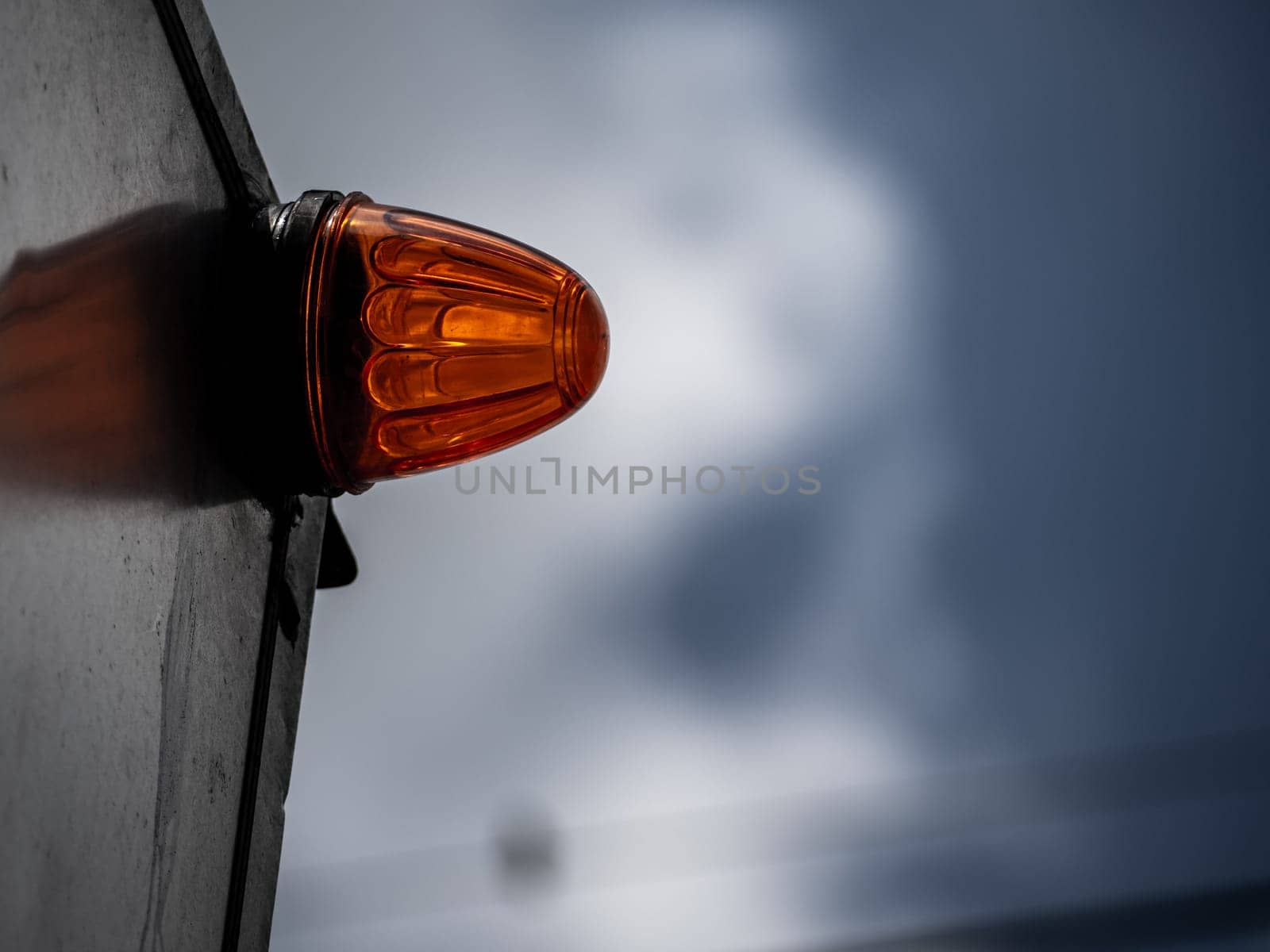 Additional turn signal mounted on the container on the transport vehicle