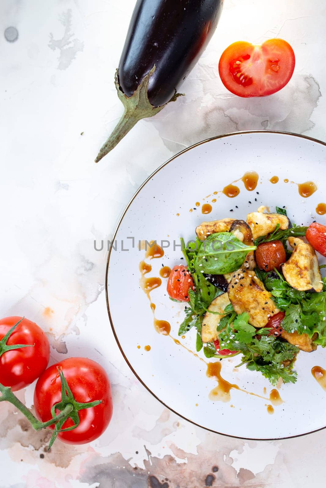 Delicious and healthy vegetable salad with grilled eggplant, spinach, and tomatoes. Perfect for a light lunch or side dish.