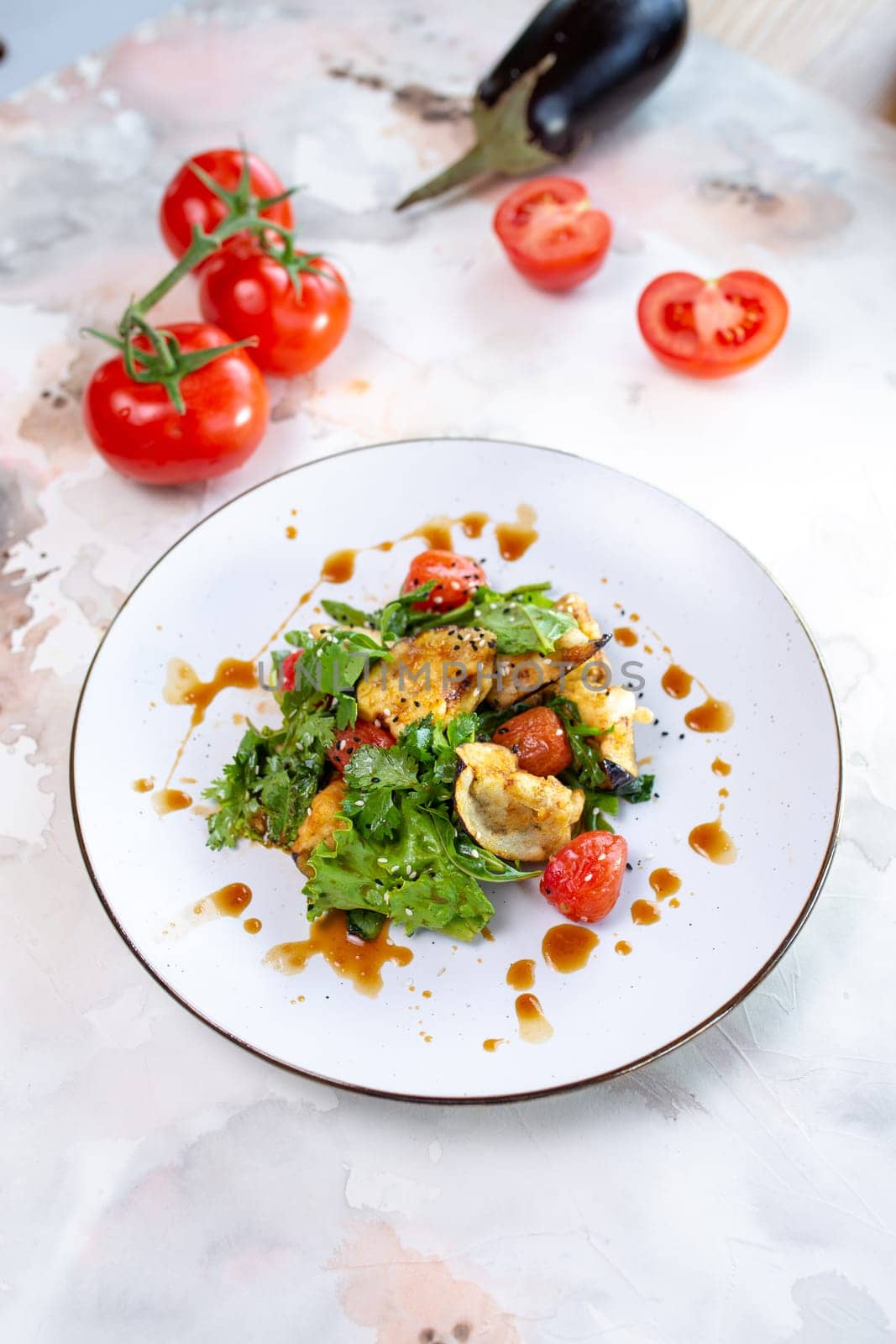 Delicious and healthy vegetable salad with grilled eggplant, spinach, and tomatoes. Perfect for a light lunch or side dish.