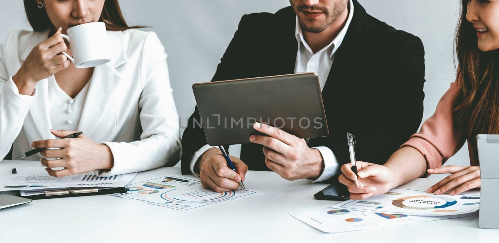 Businessman and businesswomen working in office. uds by biancoblue