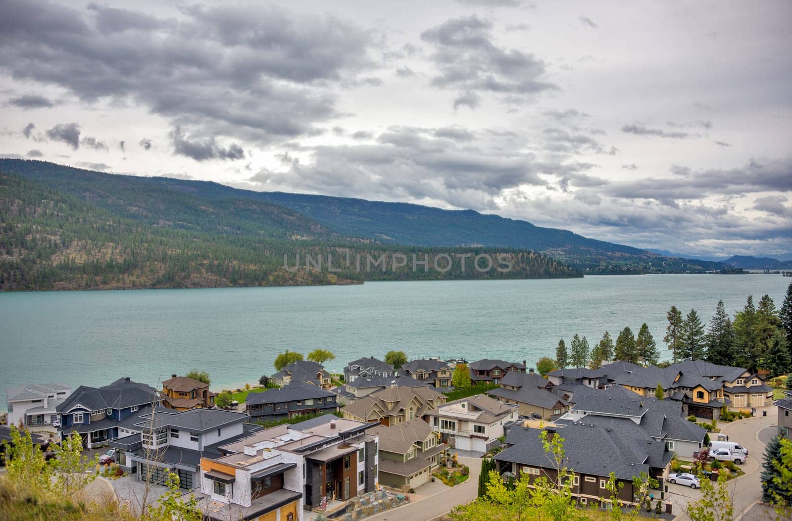 A perfect neighborhood. Luxury houses at waterfront on Kalamalka lake with nice overview of the lake