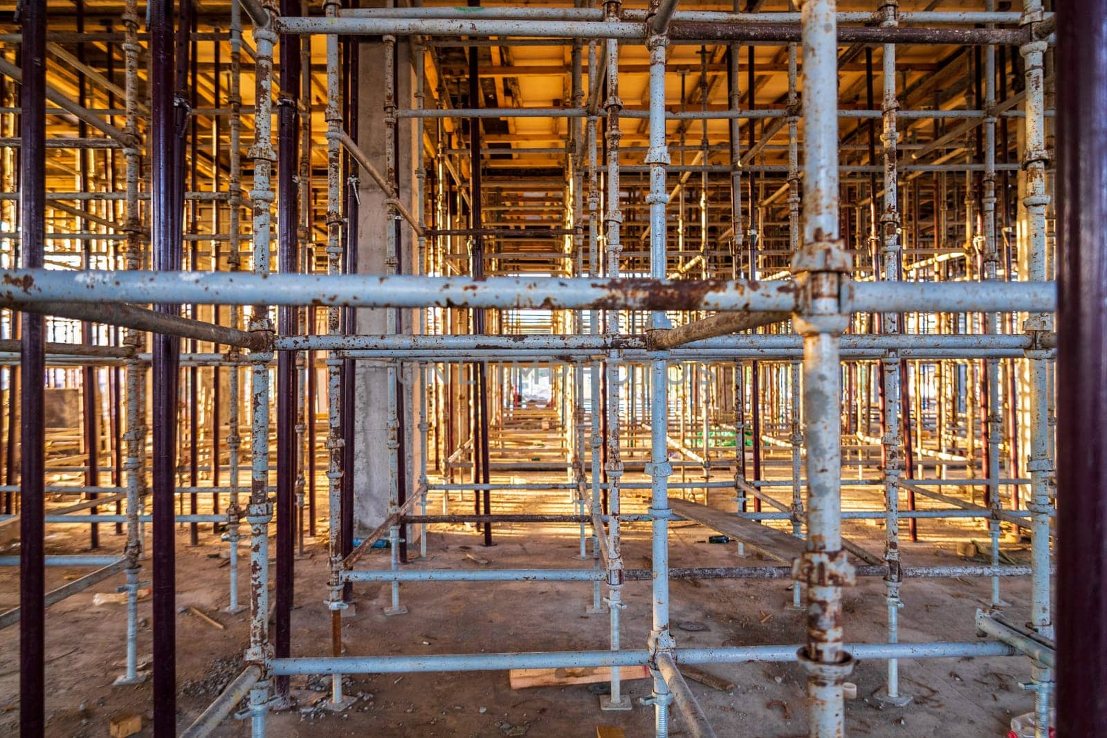 The space of the entire floor is filled with scaffolding to fill the floor with a single contour.