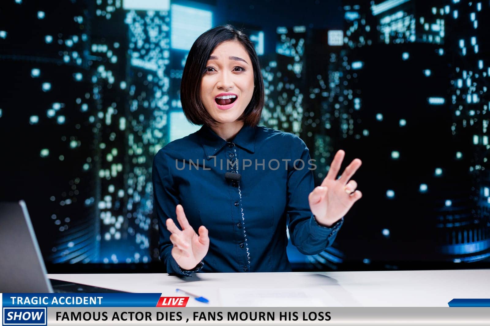 Journalist talks about tragic accident on night show, announcing famous actor dying and leaving nation in mourning. Woman presenter addresses death of appreciated celebrity, devastated fans.