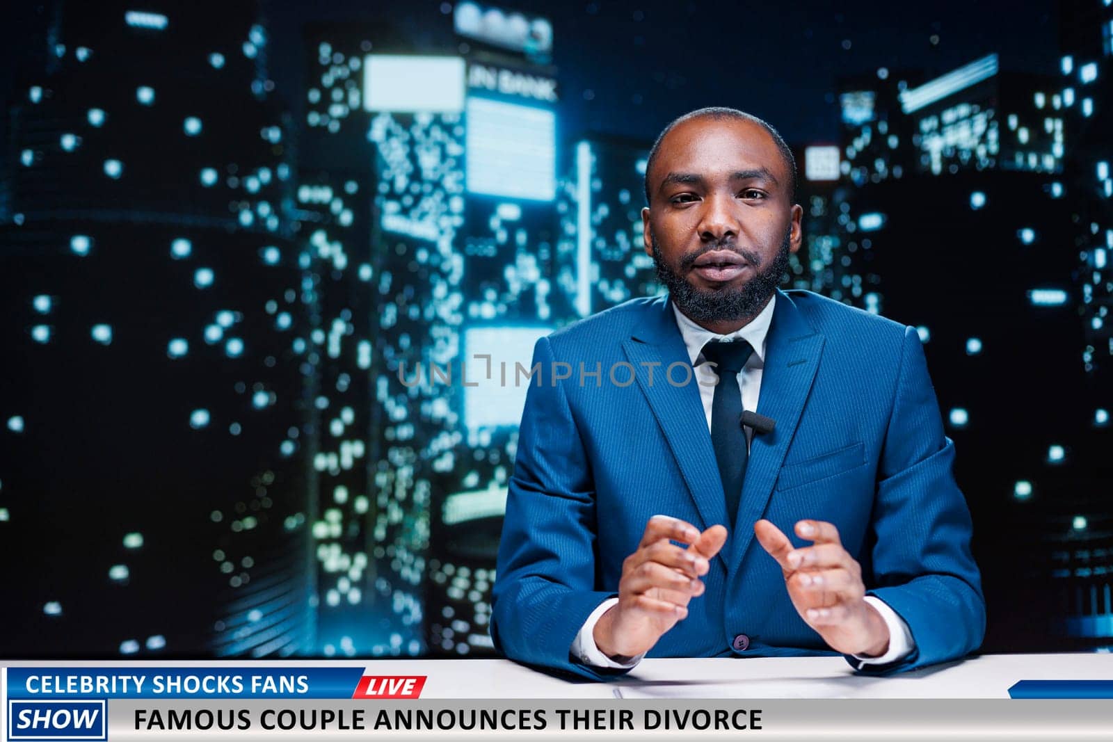 Reporter announces scandalous divorce by DCStudio